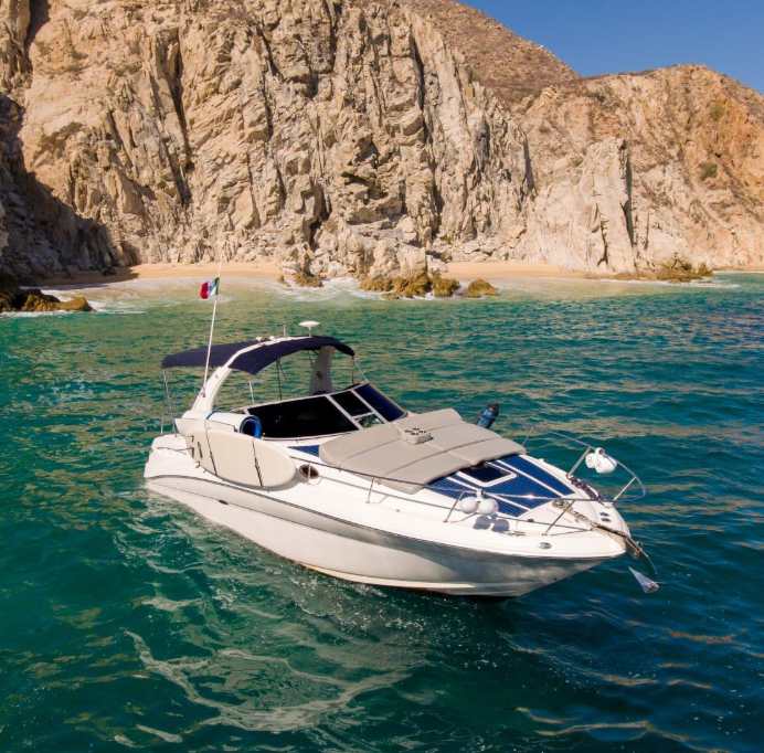 The best yacht rental in Cabo: an unforgettable experience aboard a 35-foot Sea Ray.