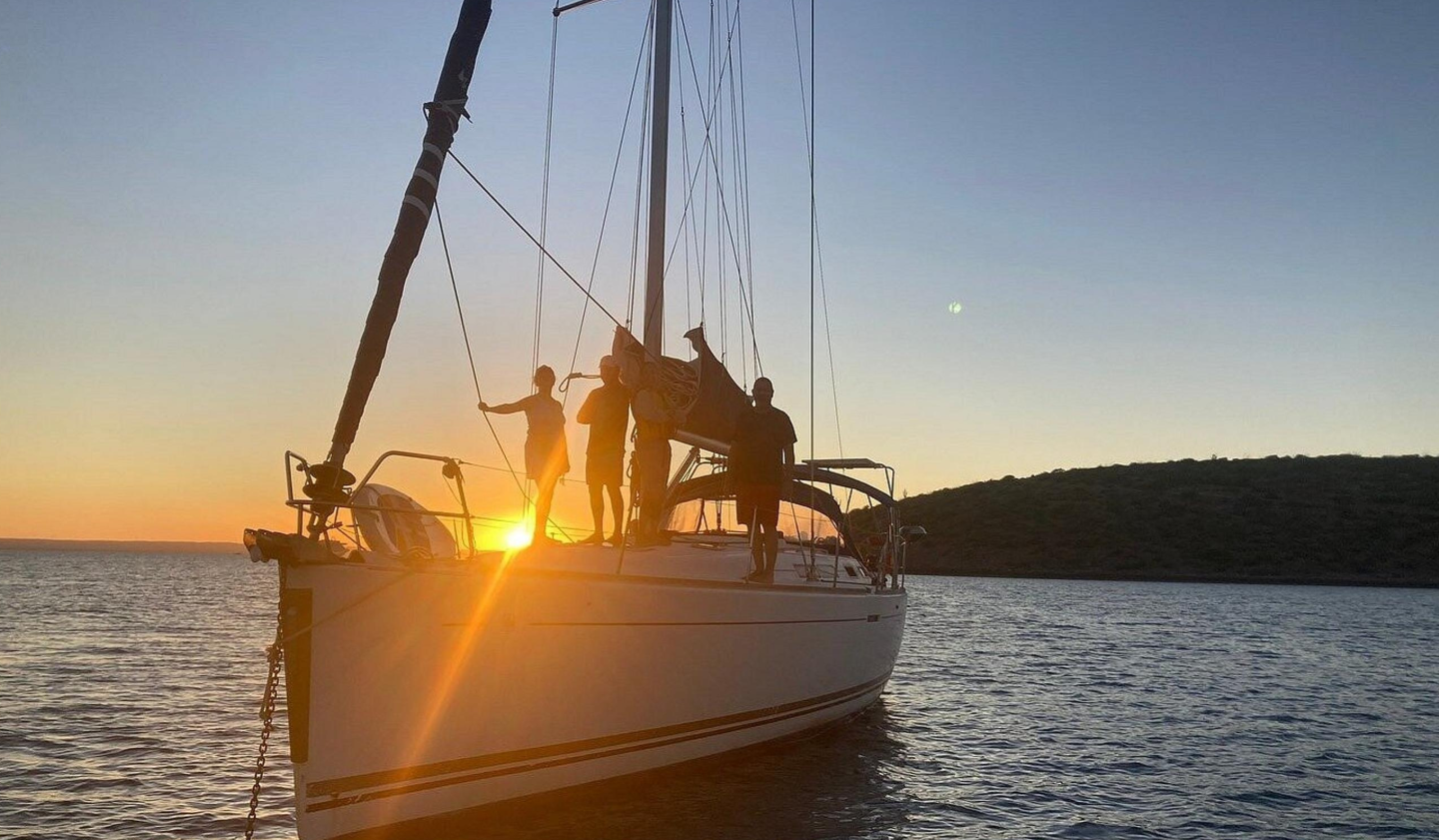 Private 30-Ft Sailboat Charter with Captain in La Paz & Espíritu Santo Island