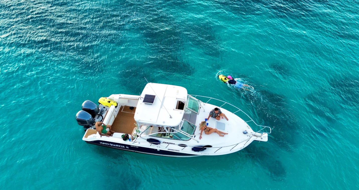 Mainsqueeze – Private Boat Charters 🇯🇲 Rum Punch, Snorkeling & Music Included.