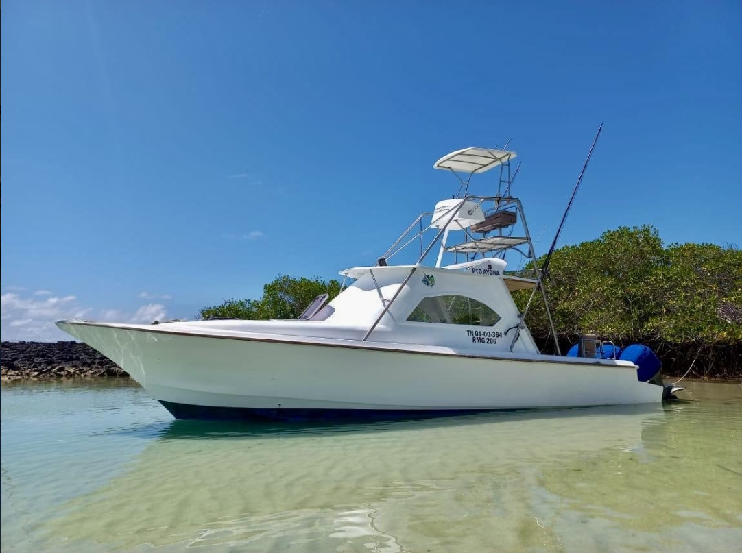 Experiential Snorkeling and Fishing in Puerto Ayora, Galápagos Islands