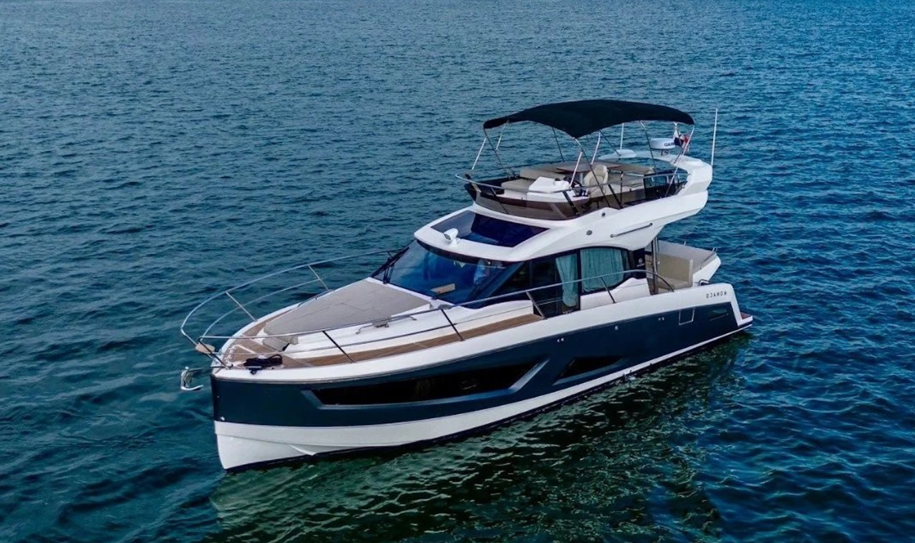38-Ft Parker Yacht: Explore Panama from the Best Seat on the Water — Up to 10 Guests