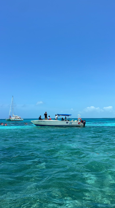 28-Ft Wayward Center Console with Captain – Snorkeling Charters in Belize