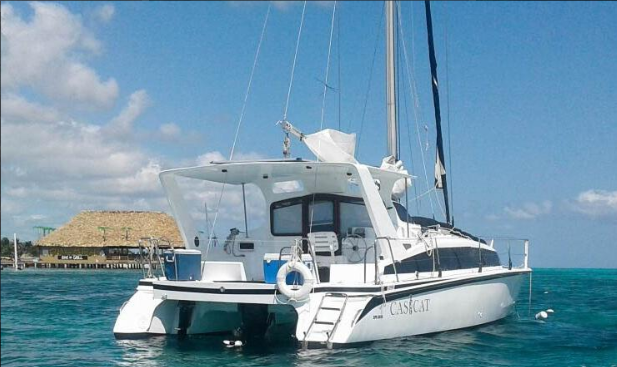 35-Ft Private Catamaran Charter in Belize