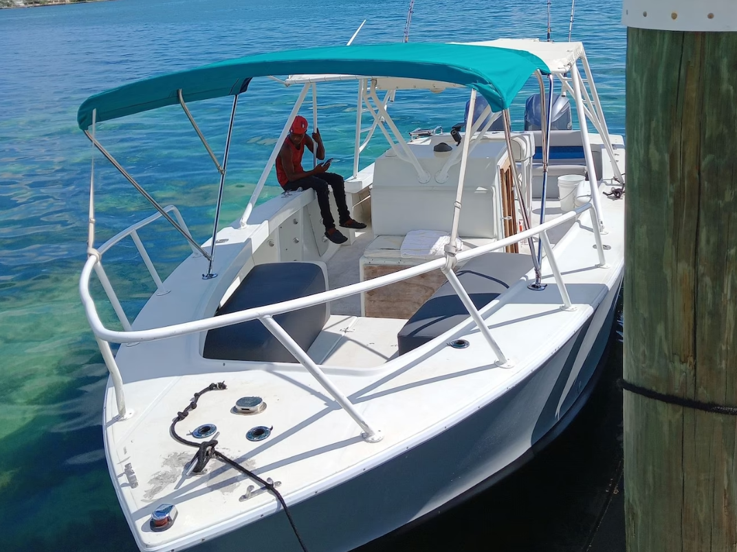 Nassau’s Ultimate Private Boat Tour: Snorkeling, Swimming with Pigs & Rose Island
