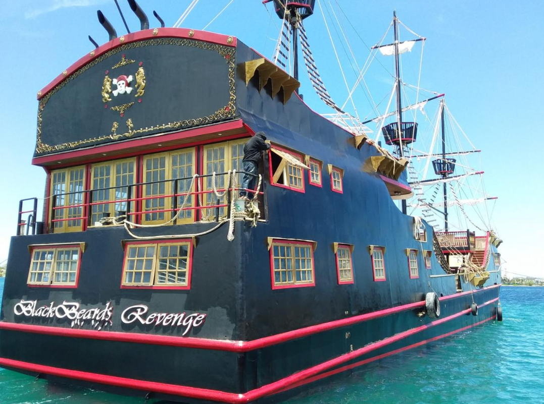 Rent Your Pirate Boat in the Bahamas