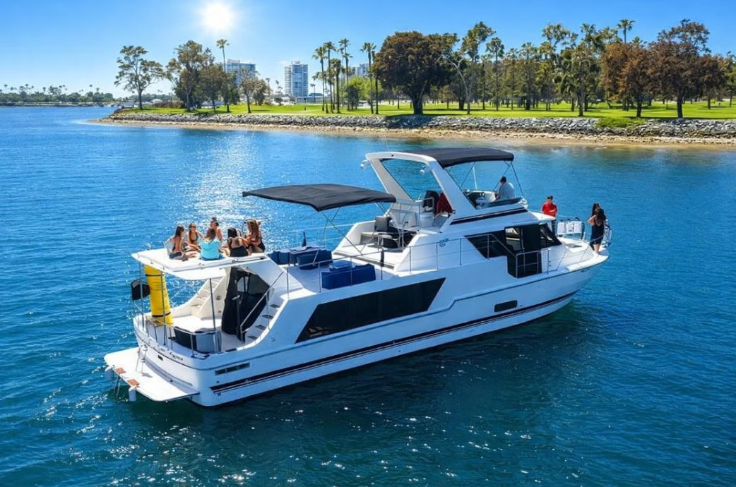 59-Ft Paradise Yacht | Swim, Listen to Music & Dance – BYOB